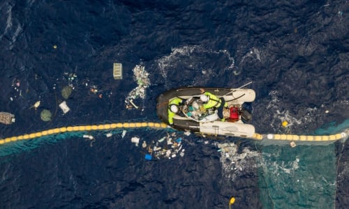 A equipe realizando a inspe&ccedil;&atilde;o de parte dos materiais coletados.