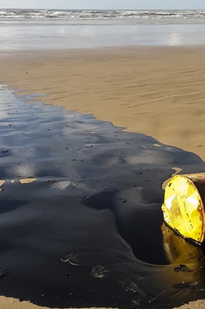 Barril de petróleo encontrado no litoral de Sergipe, o estado mais atingido pela contaminação da mancha de petróleo cru que avança no litoral do Nordeste do Brasil (Foto: AFP/Ademas)