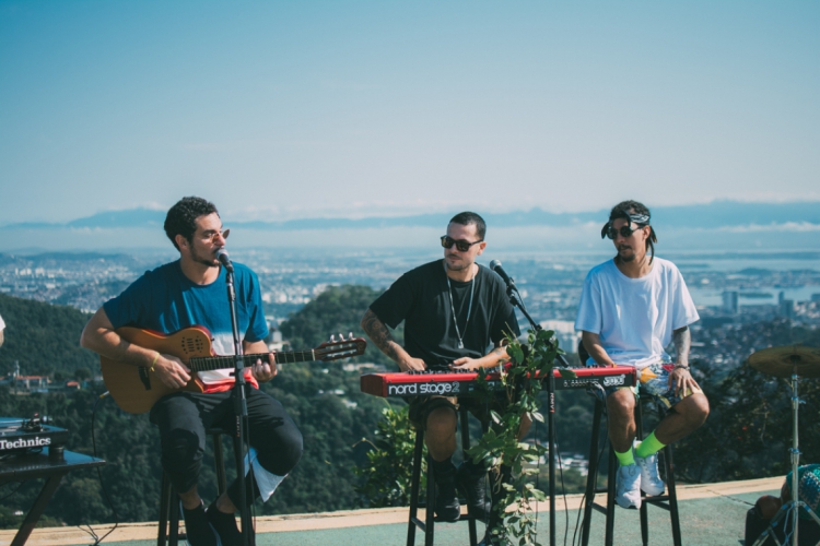 Conjunto de rappers fará show na Barraca Marulho, na Praia do Futuro. Ingressos custam a partir ...