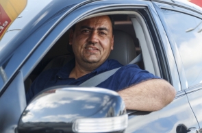 FORTALEZA, CE, BRASIL,  11-10-2019: Divino Brilhante, 41, aluga carros para trabalhar como motorista de aplicativo. (Foto: Alex Gomes/O Povo)