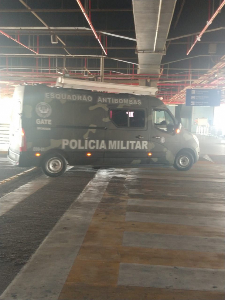 A van do Esquadrão Antibombas da PM ficou em frente à área de desembarque de passageiros, onde foi encontrado o rojão