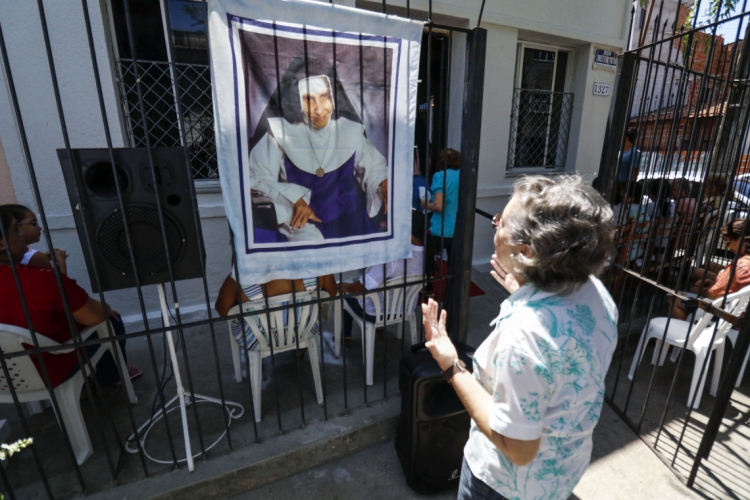 FORTALEZA, CE, BRASIL,  13-10-2019: Missa para revela&ccedil;&atilde;o da imagem da Santa Irm&ati...
