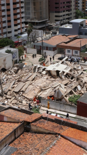 Promotores irão buscar levantamento de outros prédios que possam estar com estrutura em situação irregular (Foto: Fábio Lima)
