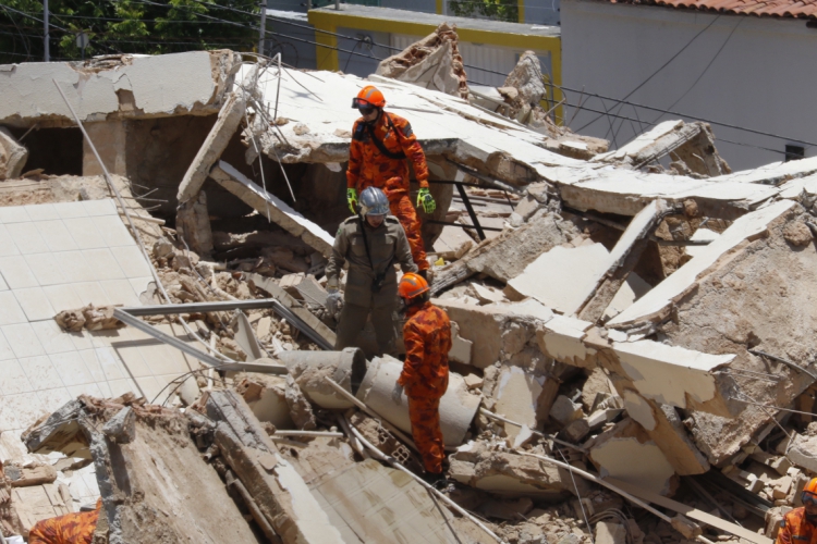  Equipe de resgate dos bombeiros trabalham nos escombros após 72 horas do  desabamento do ...