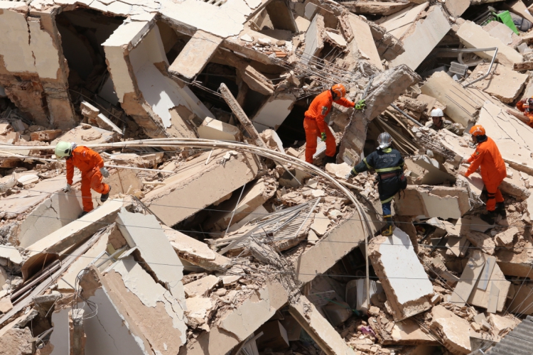 Socorristas procuram v&iacute;timas de desabamento em escombros do Edif&iacute;cio Andrea, em For...