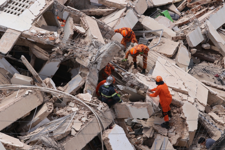 Vítima é resgatada de escombros do edifício Andrea, que desabou em Fortaleza...