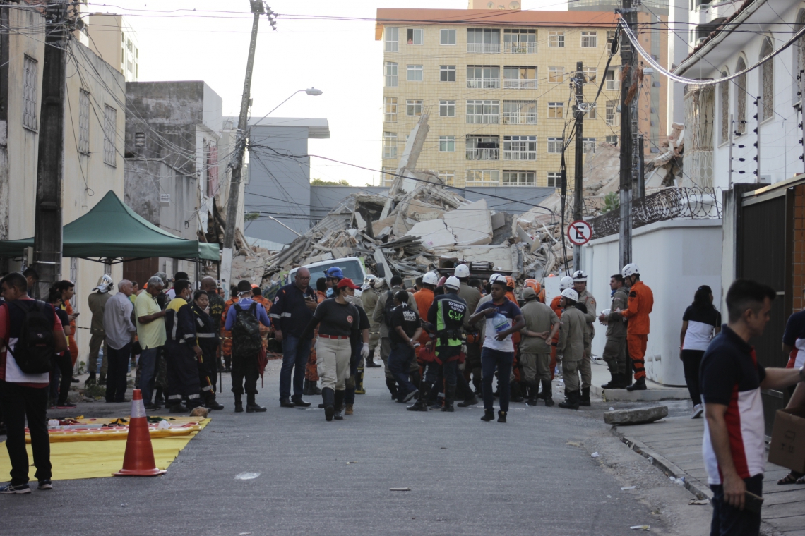 FORTALEZA, CE, BRASIL, 15-10-2019: Desabamento do Edifício Andréa; localizada na Tibúrcio n° 2405 Cavalcante. O edifício era habitado e tinha sete andares. Movimentação intensa das equipes de resgate (bombeiros; policia; defesa civil e outras entidades. (Foto: Sandro Valentim/OPOVO) (Foto: Sandro Valentim)