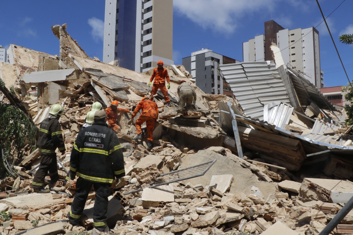 ESCOMBROS do prédio de sete andares que desabou em outubro do ano passado (Foto: Mauri Melo)