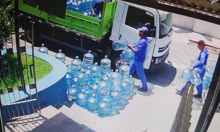 Câmera de segurança mostra Frederick (de boné) abastecendo estabelecimento na mesma área do desabamento, no dia anterior