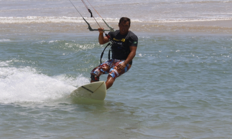 Rafinha Souza velejando na Praia do Futuro 