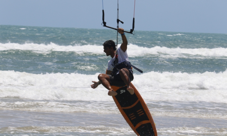 Emmanuel Sousa velejando na Praia do Futuro 