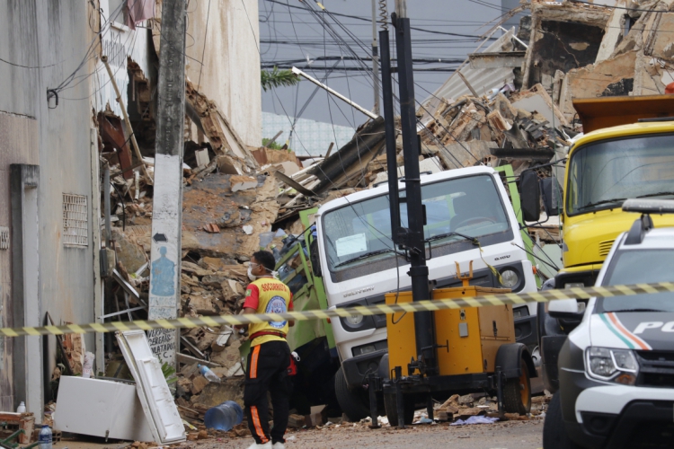 FORTALEZA, CE, BRASIL, 16-10-2019: Segundo dia do desabamento do edificio Andrea, no mbairro Dion...