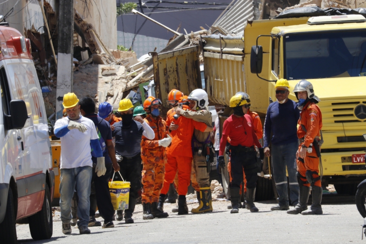 ￼PARENTES de v&iacute;timas, bombeiros militares e civis, socorristas, volunt&aacute;rios, pol&...