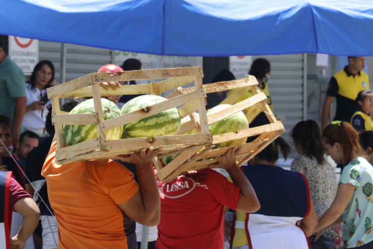 Doações chegando ao local do desabamento do edificio Andrea, no bairro Dioní...