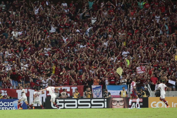 Presente em grande número no Castelão, torcida rubro-negra foi ao delírio com a vitória de vi...