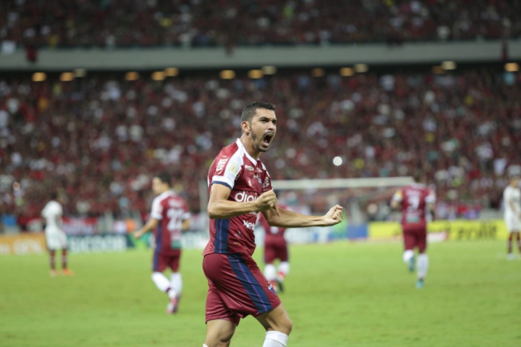 Bruno Melo jogou o primeiro Cl&aacute;ssico-Rei de 2020 improvisado como zagueiro(foto: Julio Cae...