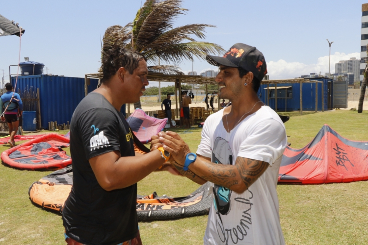 Rafinha Souza (à esq.) e Emmanuel Sousa (à dir.) representam o Ceará no Circuito Mundial de Ki...