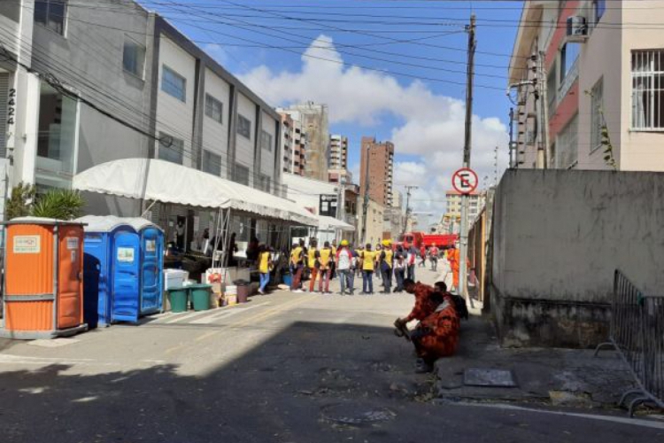 No local, a movimentação de caminhões para retirada do que restou do prédio é intensa neste ...