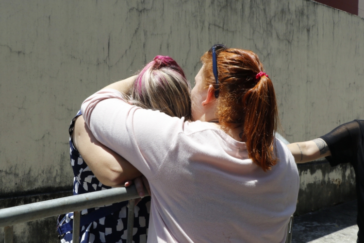 Cada informação que chega movimenta os familiares das vítimas (foto: FOTOS  Mauri Melo )