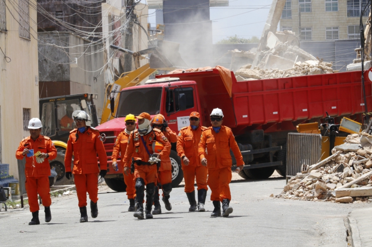 Trabalho dos bombeiros foi encerrado neste sábado com a retirada da última vítima (Foto: Mauri Melo/O POVO)