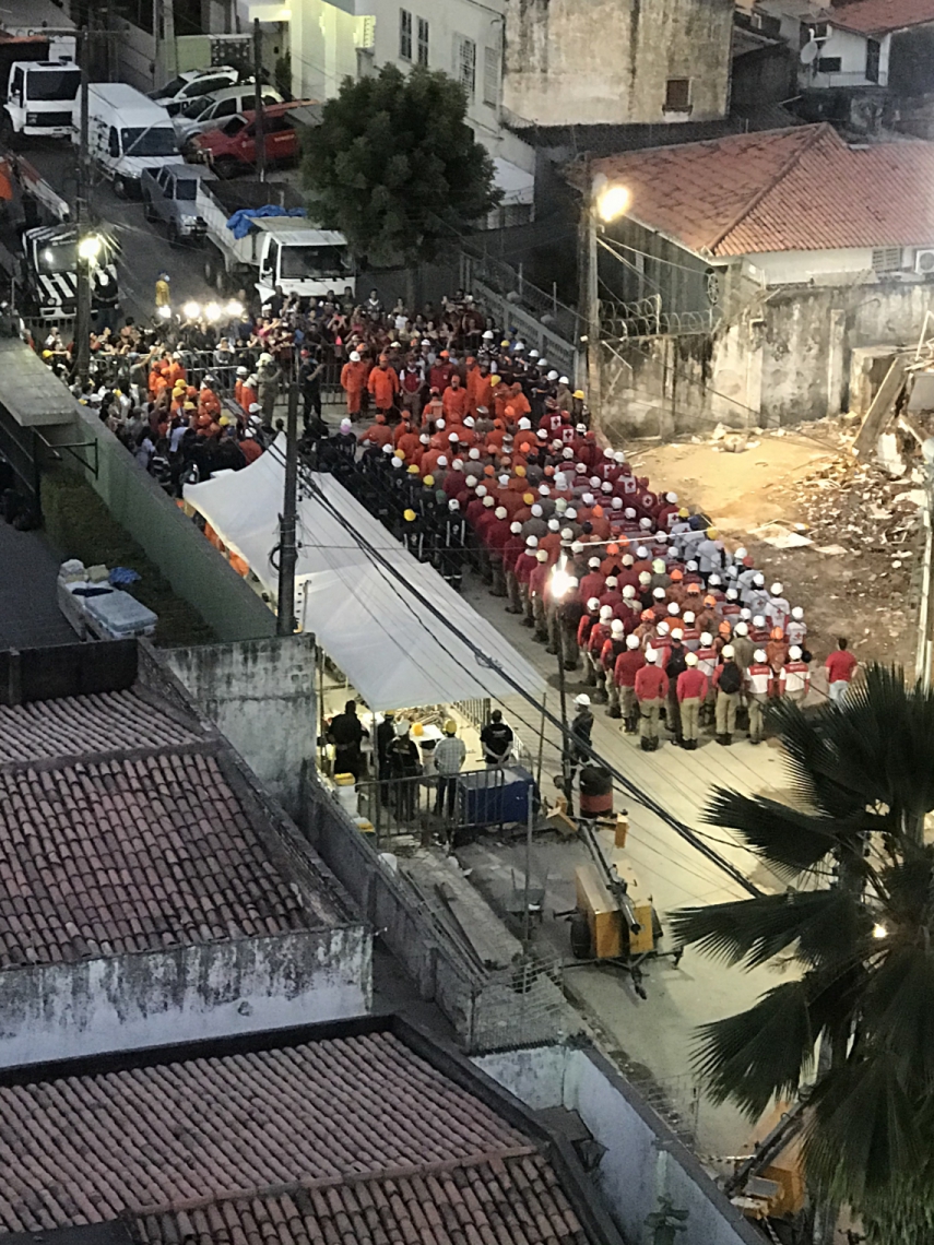 Bombeiros recebem homenagem após o fim das buscas