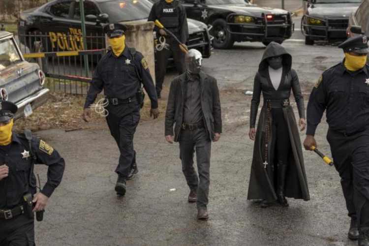 Na imagem, policiais passam a usar máscaras amarelas para proteger suas identidades em Watchmen
...