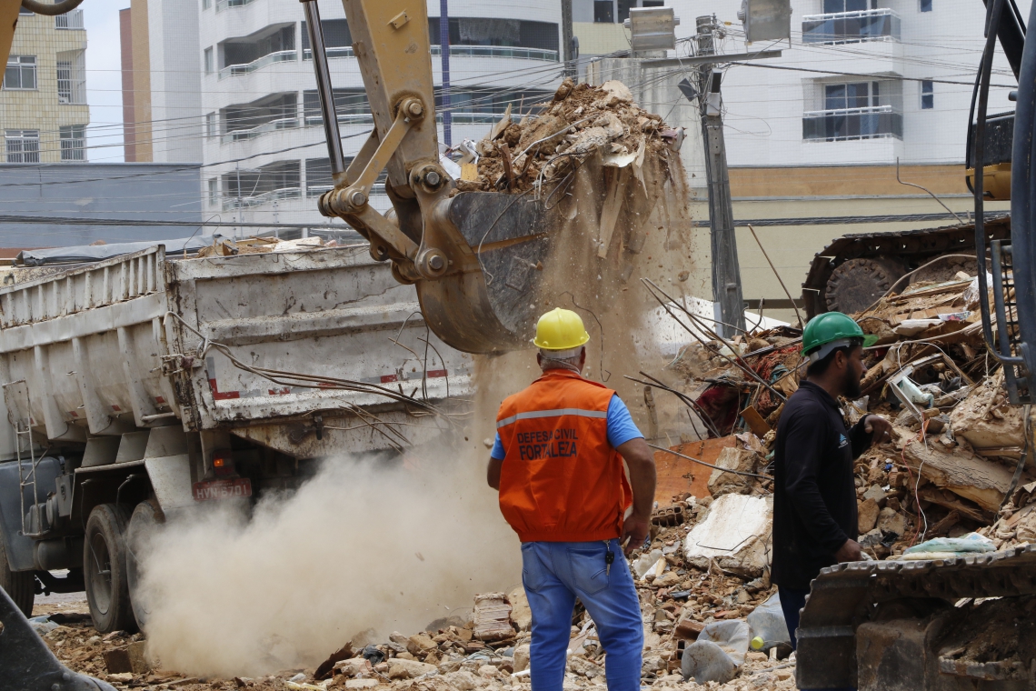 Trabalhadores retiram entulho do desabamento do Edifico Andréa, na rua Tibúrcio Cavalcante, no Diónisio Torres. (Foto: Mauri Melo/O POVO). (Foto: Mauri Melo)