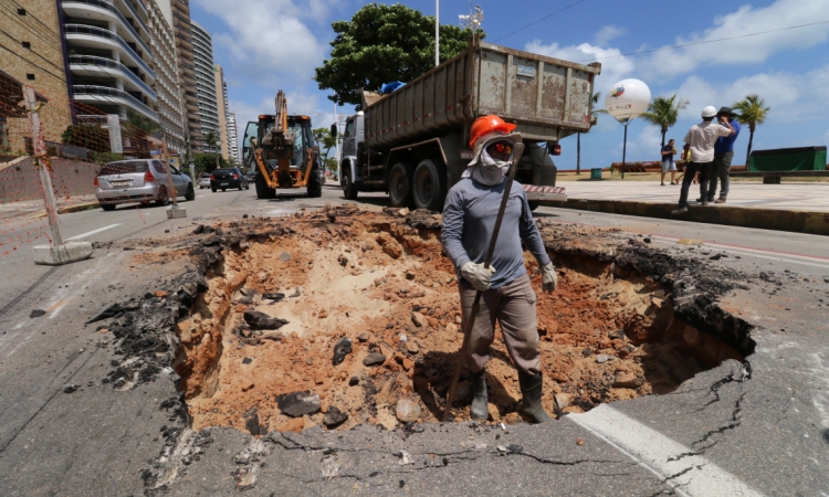 FORTALEZA, CE, BRASIL,21-10-2019: Cratera se abre na Av. Hiistoriador Raimundo Gir&atilde;o proximo a feirinha.  (Foto: Fabio Lima/O POVO)