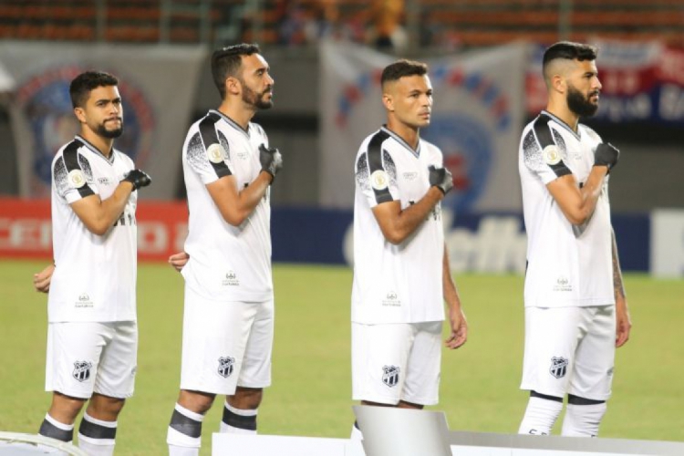 Jogadores usam luvas pretas na mão direita(foto: ISRAEL SIMONTON/CEARASC.COM)