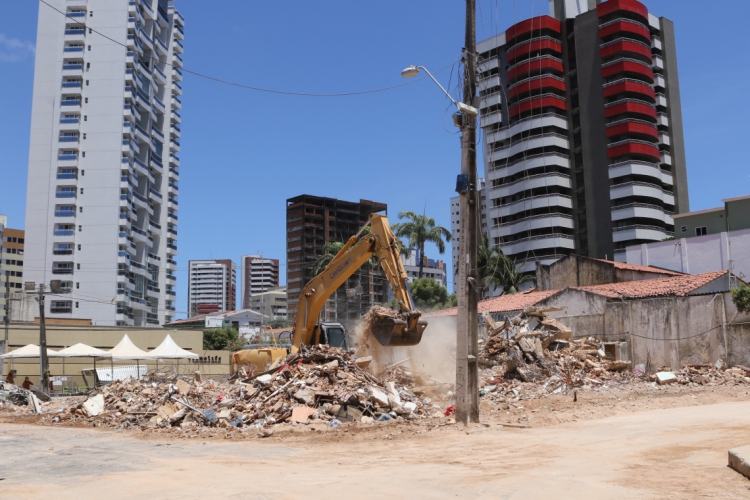 Local dos escombros do edif&iacute;cio Andrea.(foto: Fabio Lima)