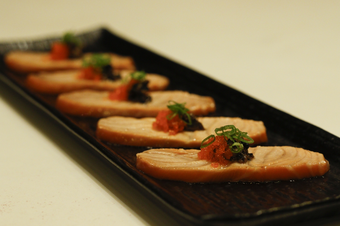 Sashimi Truffle selados com salsa de trufa negra, ovas de massago, flor de sal e cebolinha (Foto: DEÍSA GARCÊZ/Especial para O POVO)