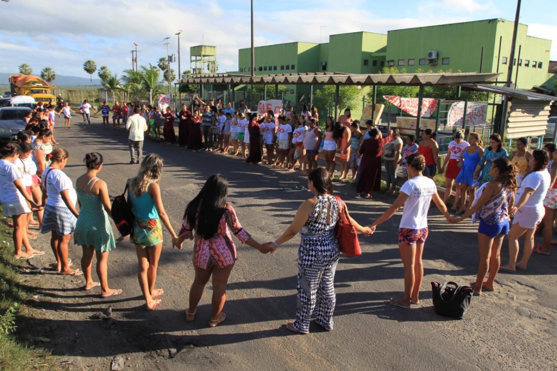 Visitas de parentes dos presos no Presídio do Carrapicho, na CPPL I (Foto: Evilázio Bezerra /O POVO) (Foto: Foto: Evilázio Bezerra/ 28.05.2016 )