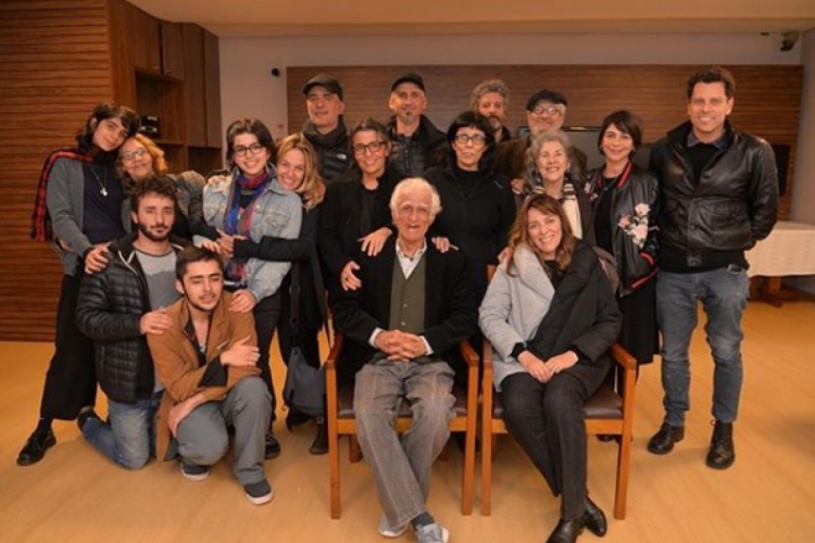 Foto publicada nesta quinta, com Ziraldo entre familiares(foto: Reprodução Instagram oficial Zi...
