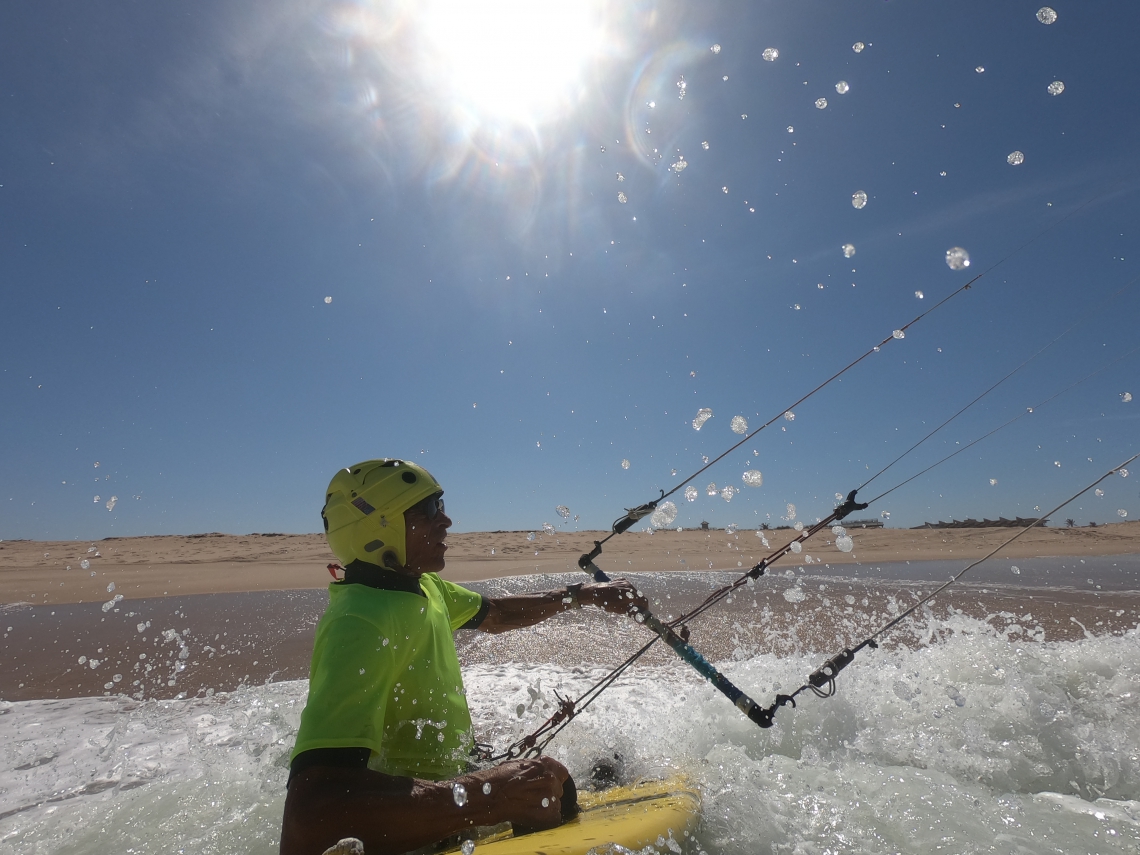 TAIBA, CE, BRASIL,24-10-2019: Ruediger Ran, Alemão de 81 anos vem para o Brasil praticar kite surf.  (Foto: Fabio Lima/O POVO) (Foto: FÁBIO LIMA/O POVO)