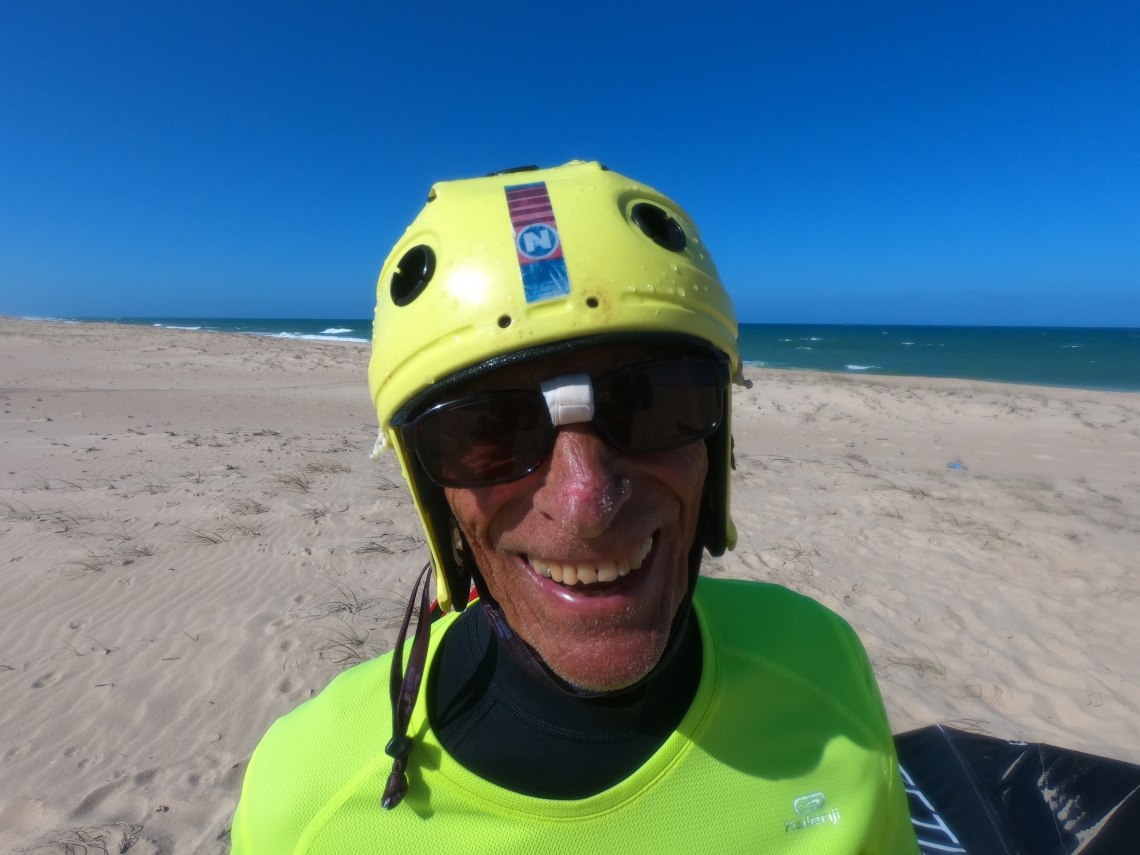 TAIBA, CE, BRASIL,24-10-2019: Ruediger Ran, Alemão de 81 anos vem para o Brasil praticar kite surf.  (Foto: Fabio Lima/O POVO) (Foto: FÁBIO LIMA/O POVO)