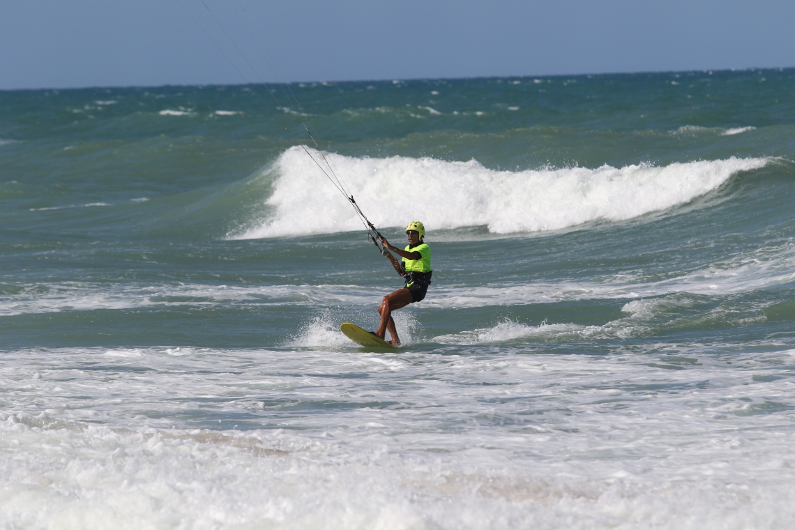 TAIBA, CE, BRASIL,24-10-2019: Ruediger Ran, Alemão de 81 anos vem para o Brasil praticar kite surf.  (Foto: Fabio Lima/O POVO)