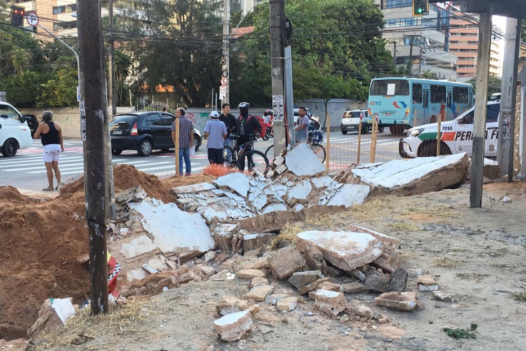 Um muro desabou e feriu três pessoas que trabalhavam em uma obra na tarde desta sexta-feira, 25,...