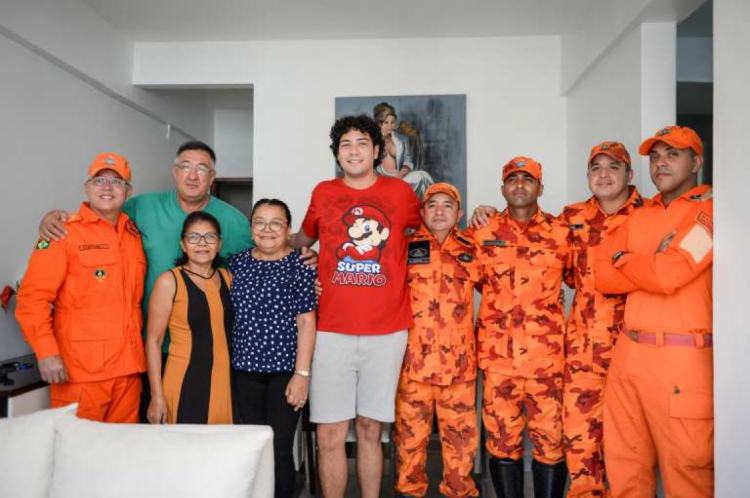 Davi Sampaio de 22 anos é uma das sete pessoas que foram regatadas com vida pelos bombeiros. Davi Sampaio de 22 anos é uma das sete pessoas que foram regatadas com vida pelos bombeiros.