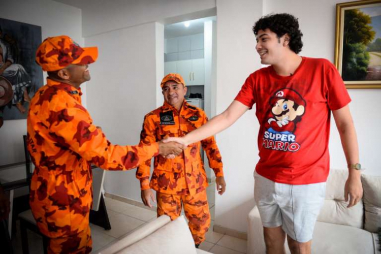 Corpo de Bombeiros promove reencontro de jovem retirado do edifício Andréa com militares que atuaram em seu resgate. 
