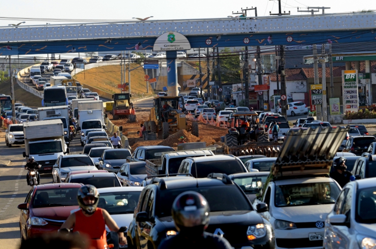 FORTALEZA-CE, BRASIL, 29-10-2019: Obras de duplicação do Viaduto que liga a Avenida Raul Barbosa e a Av. Alberto Craveiro e da drenagem da Avenida Alberto Craveiro. (Foto: Júlio Caesar/O Povo)