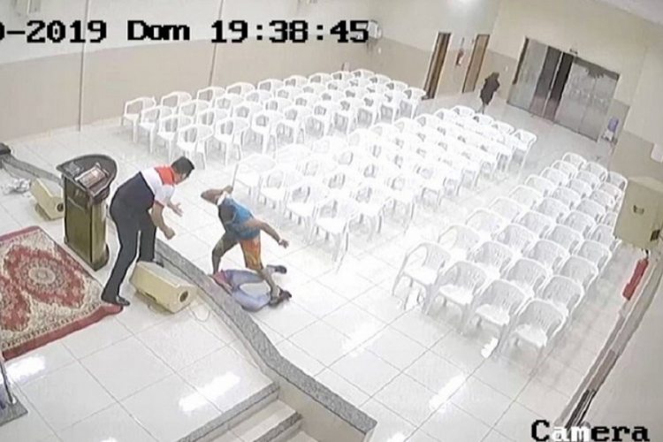 Momento em que o jovem é atingido pela arma branca(foto: Reprodução)