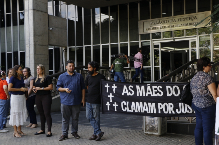 Protesto na manhã desta quarta-feira, 30, durante julgamento dos PMs no caso da chacina do Curió