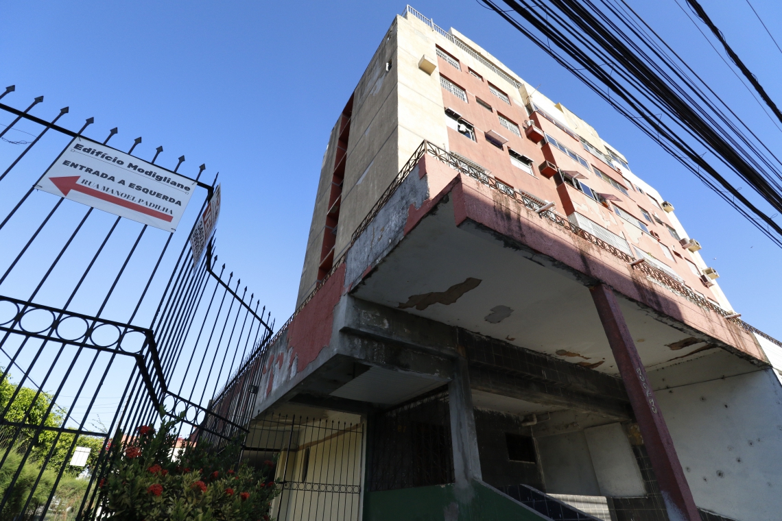 EDIF&Iacute;CIO MODIGLIANE: falhas estruturais representam "alto risco &agrave; seguran&ccedil;a das pessoas" (Foto: FOTOS: ALEX GOMES/Especial para O POVO)