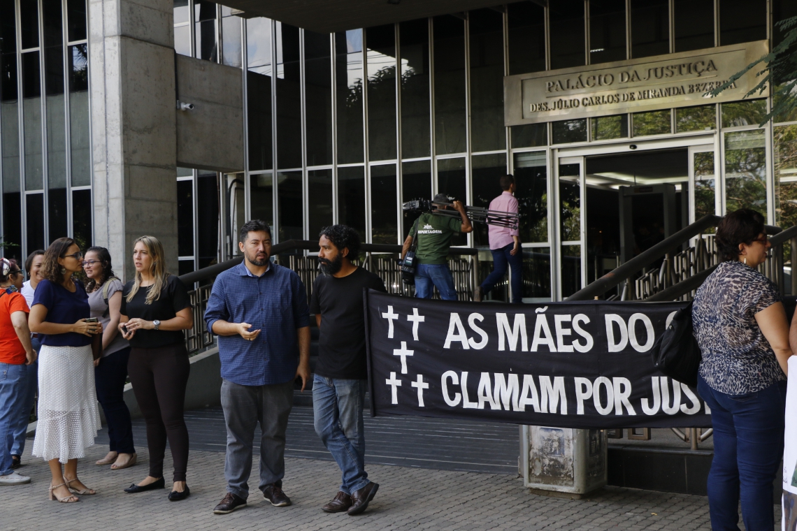 ￼Protesto, ontem, no Fórum, durante julgamento dos PMs no caso da Chacina da Grande Messejana (Foto: MAURI MELO)