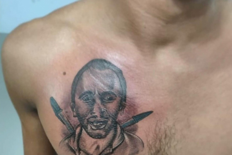 Tem doido para tudo! A caneta azul foi para a pele!, escreveu o tatuador Diego Farias na postagem...