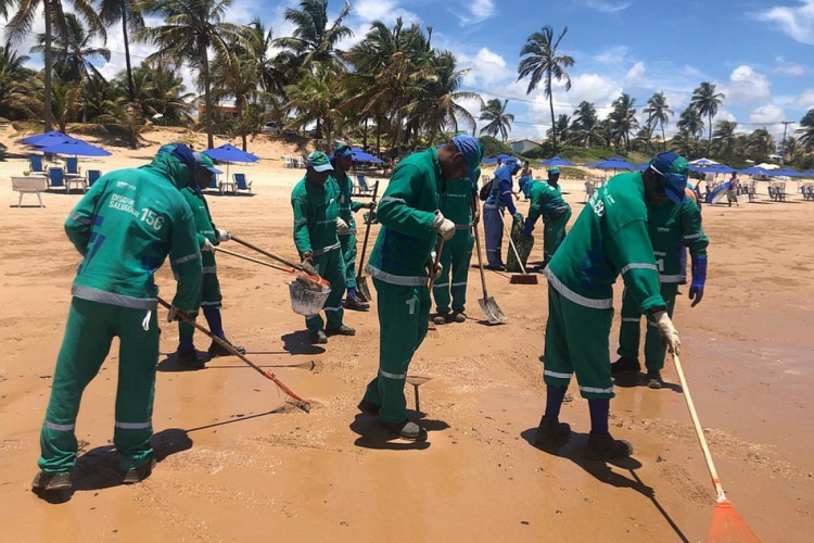 A limpeza é feita em toda a orla de Salvador(foto: Divulgação/Limpurb)