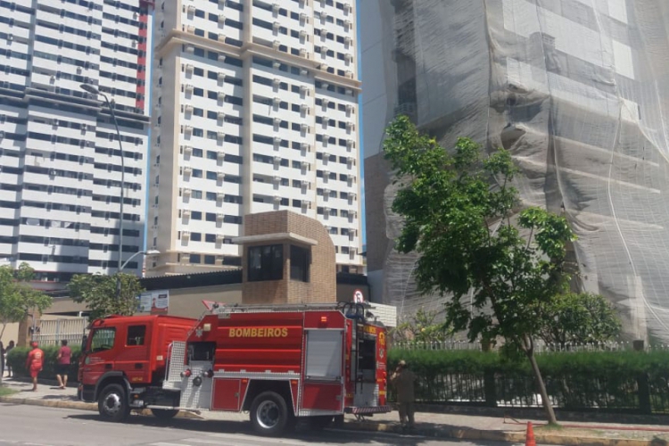 Bombeiros evacuaram o prédio por volta das 5 horas(foto: IVIG FREITAS/ESPECIAL PARA O POVO)