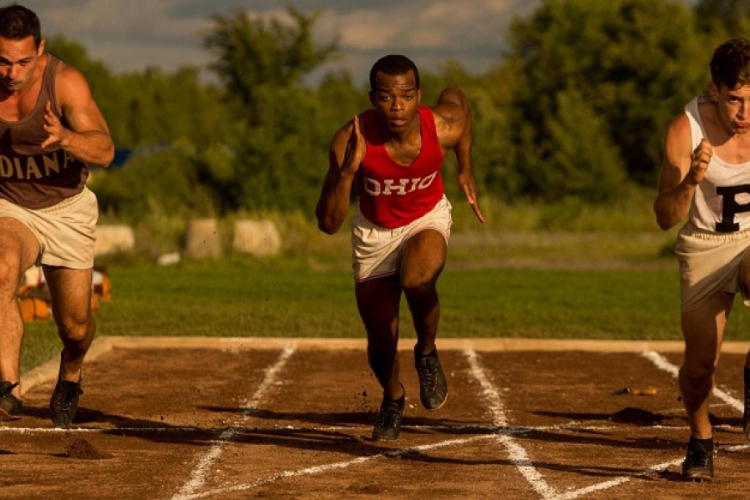 Cena do filme Raça, que conta a história de um corredor negro americano que supera o preconceit...