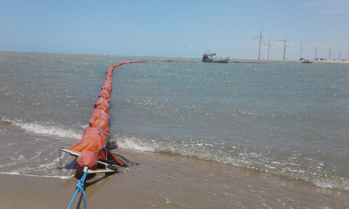 ￼BOIAS DE PROTEÇÃO foram instaladas em Fortim para tentar impedir avanço do óleo em área de mangue (Foto: Leitor via whatsapp)