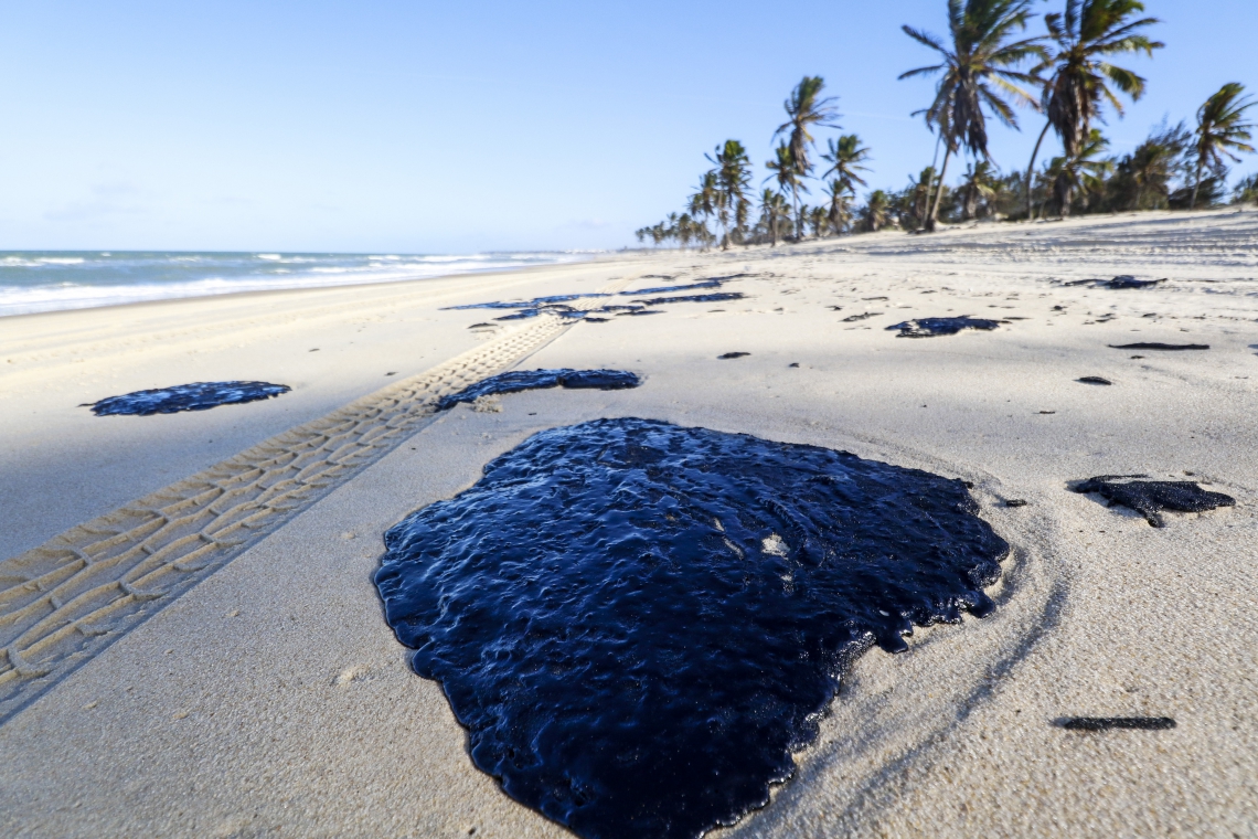 MANCHAS de óleo na praia do Cumbuco: origem do desastre ambiental ainda não foi identificada